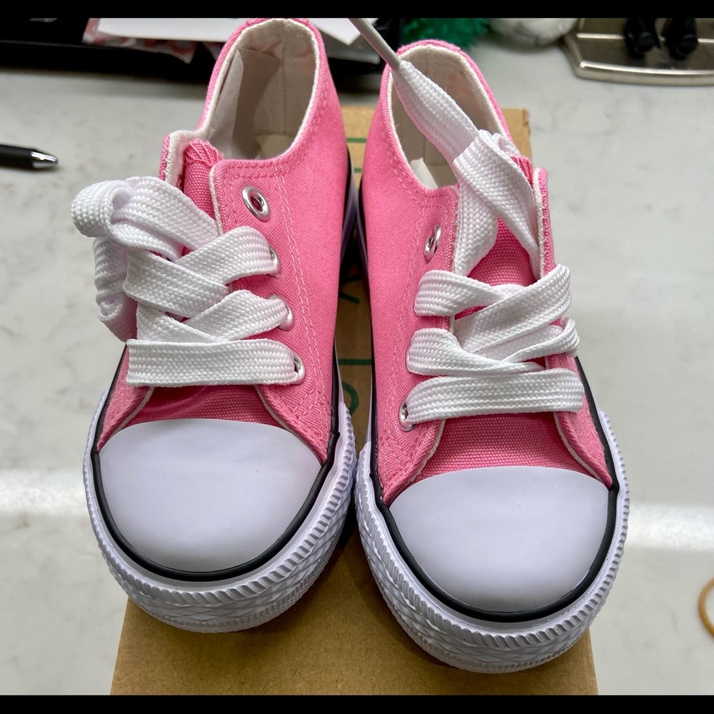 Tennis shoes